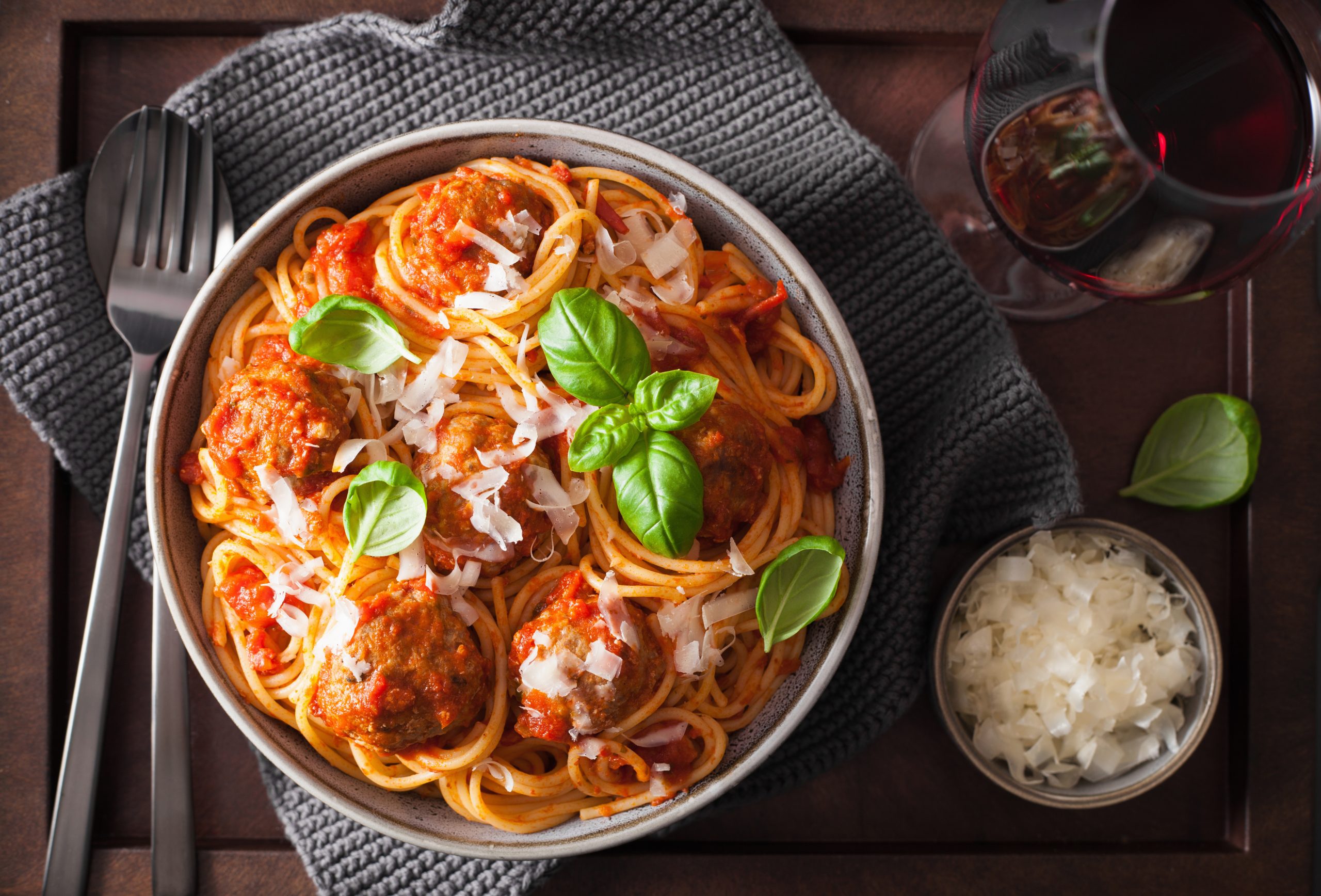 Paradicsomos spagetti olasz zöldfűszeres húsgolyóval