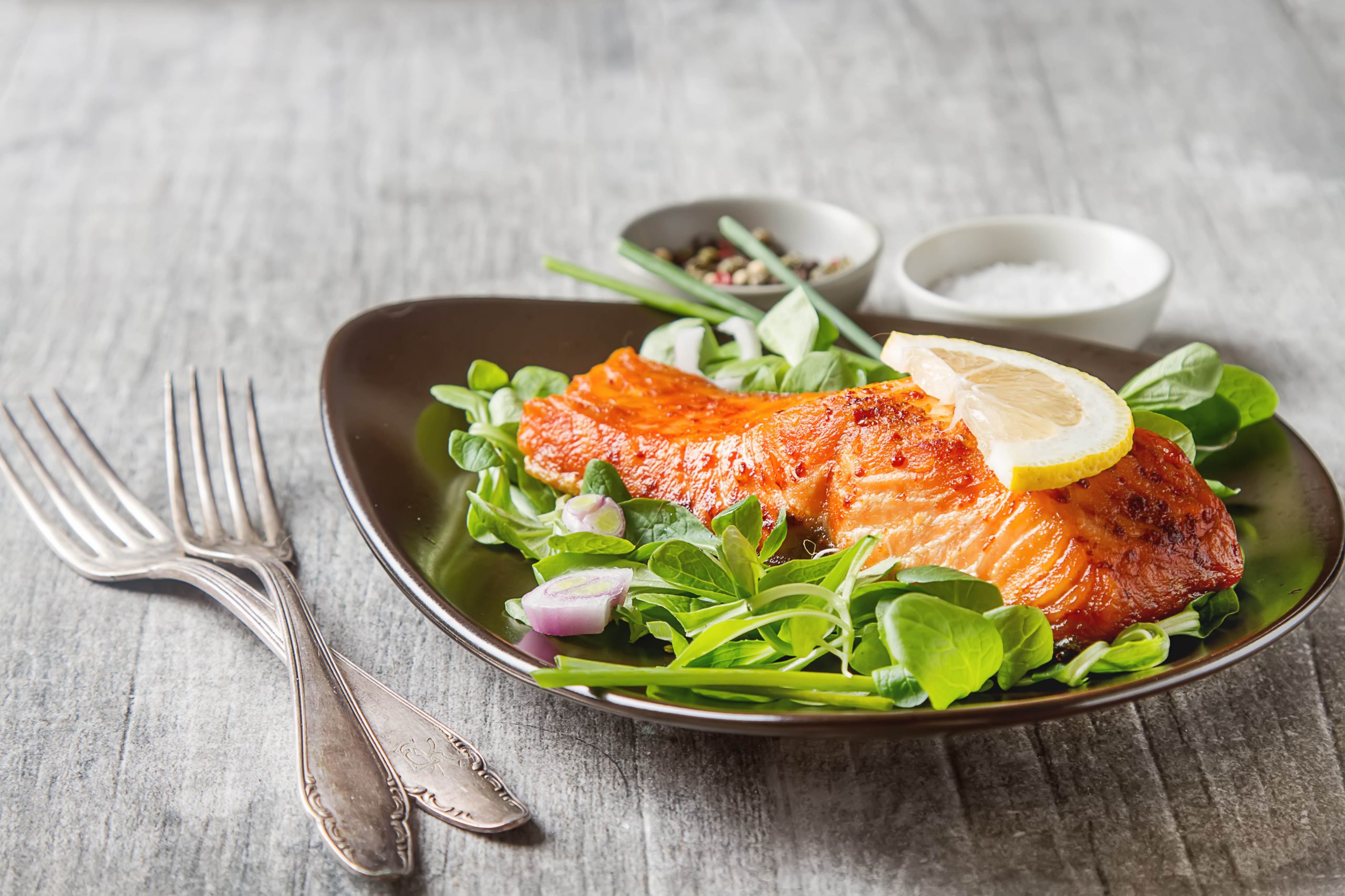 Lazacsteak madársalátával