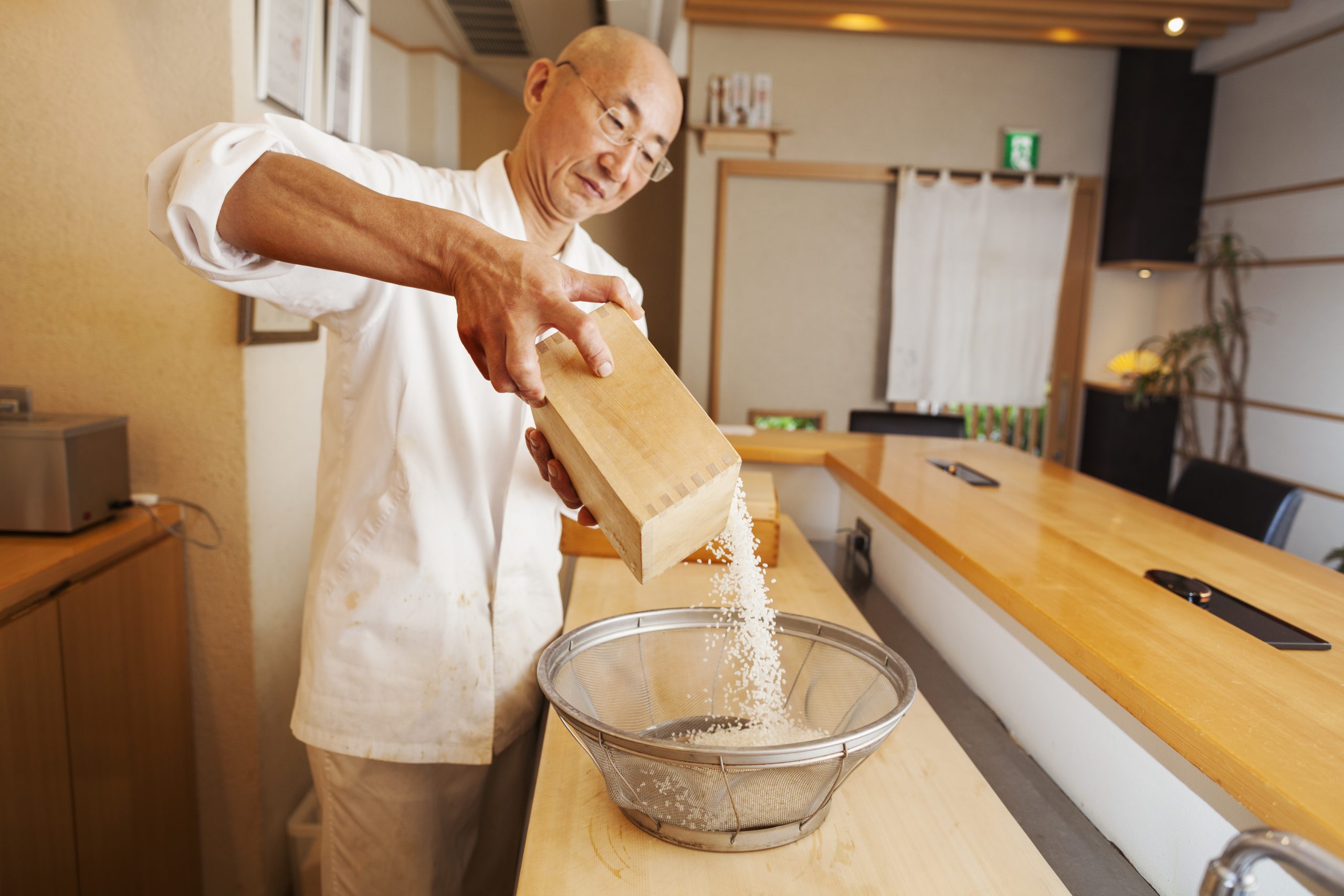 A rizs főzés előtti öblítését ki lehet hagyni, de nem ajánlott. Főleg a basmati, a jázmin és a sushi rizs esetében.