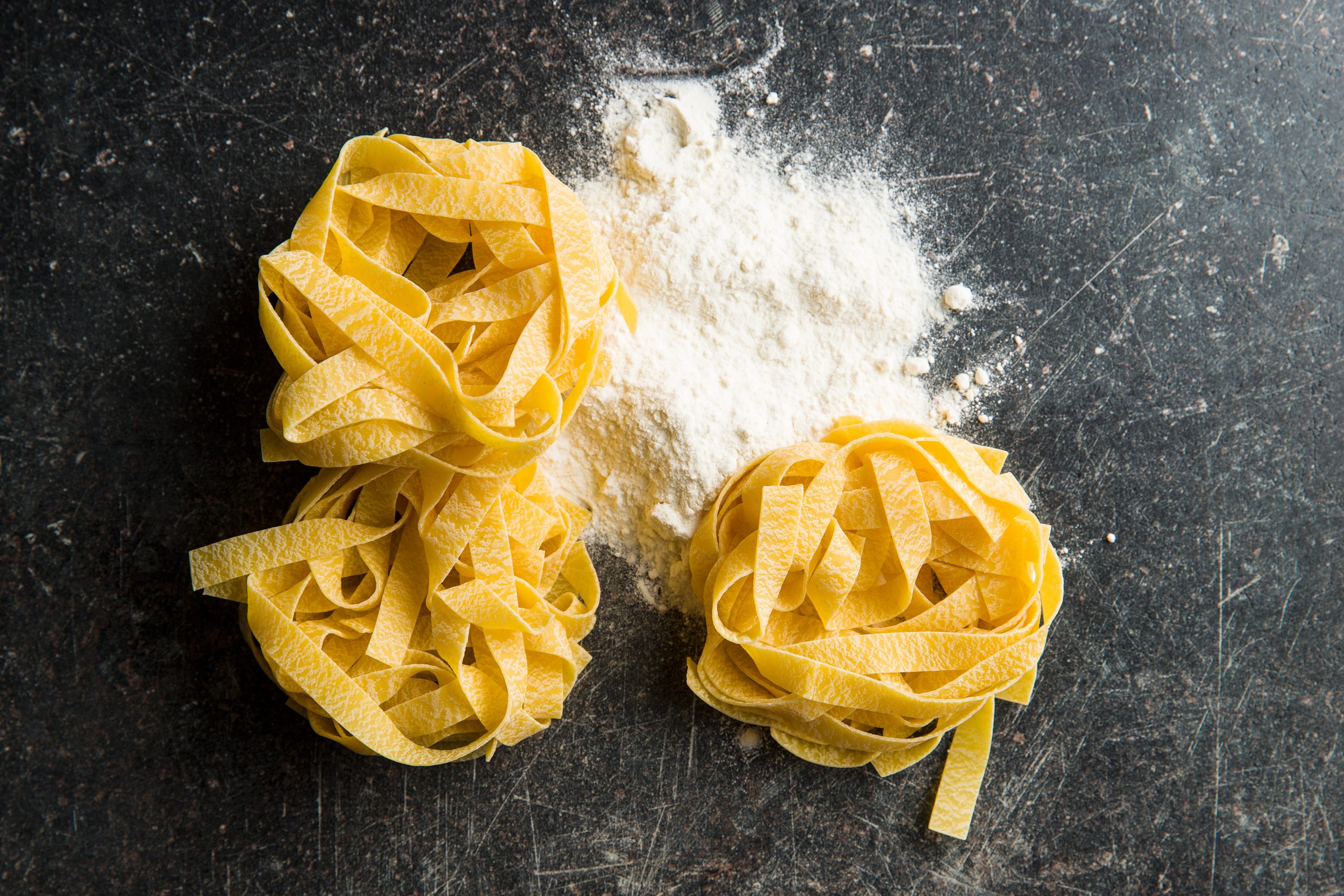 Tagliatelle és tagliolini az olasz tagliare szóból ered, jelentése „vágni”. Tradicionális olasz tészta.