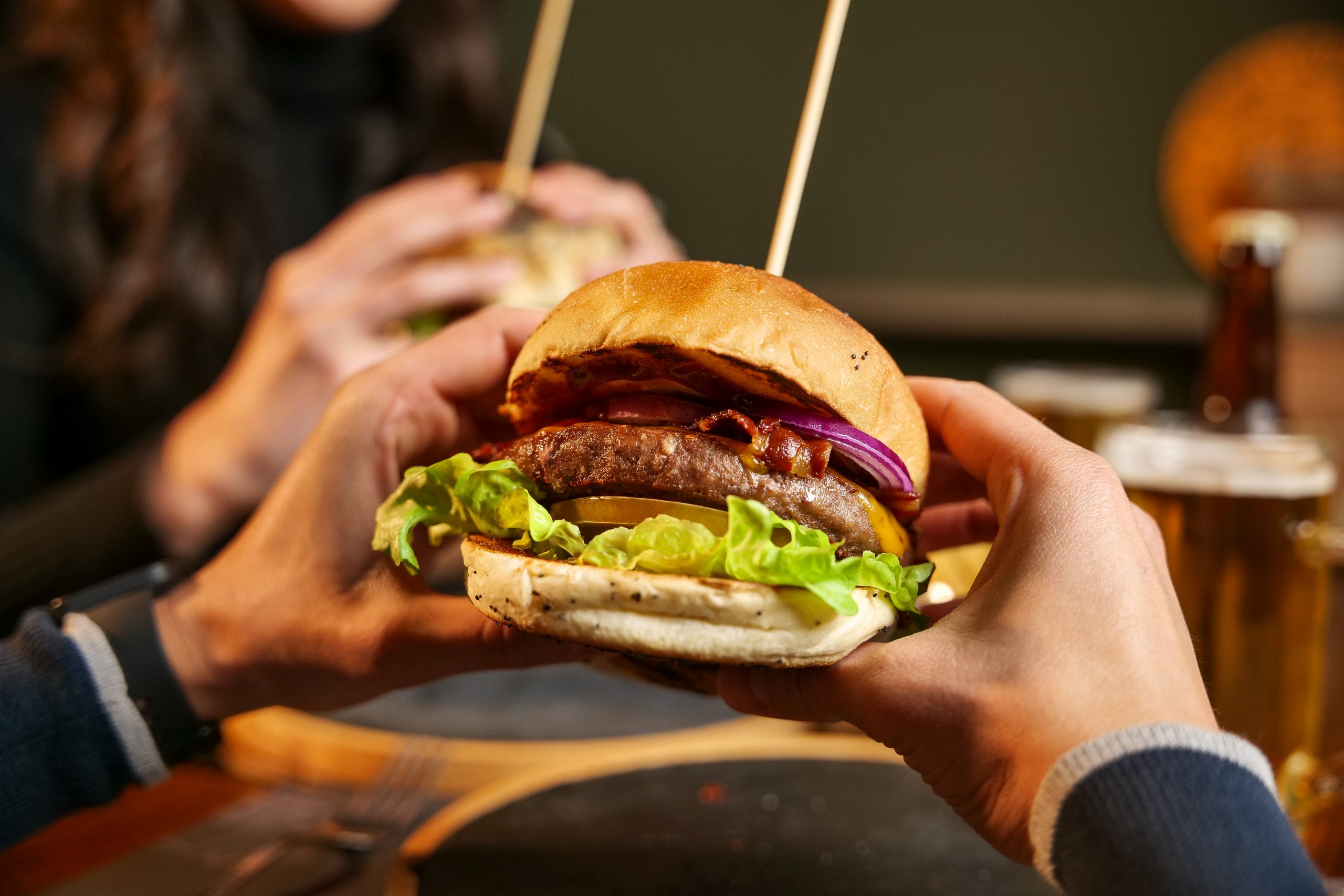 Az igazi „hamburgerbuci forradalom” valójában a gyorséttermi hálózatok térhódításának köszönhető.