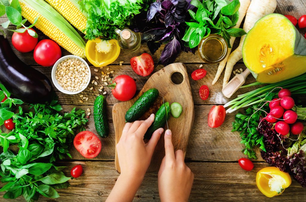 Évek óta azt mondják, hogy a zöldségeket nyersen kell enni, mert csak így őrzhetik meg tápanyagaikat, lévén nyersen egészségesebbek, mint főzve.